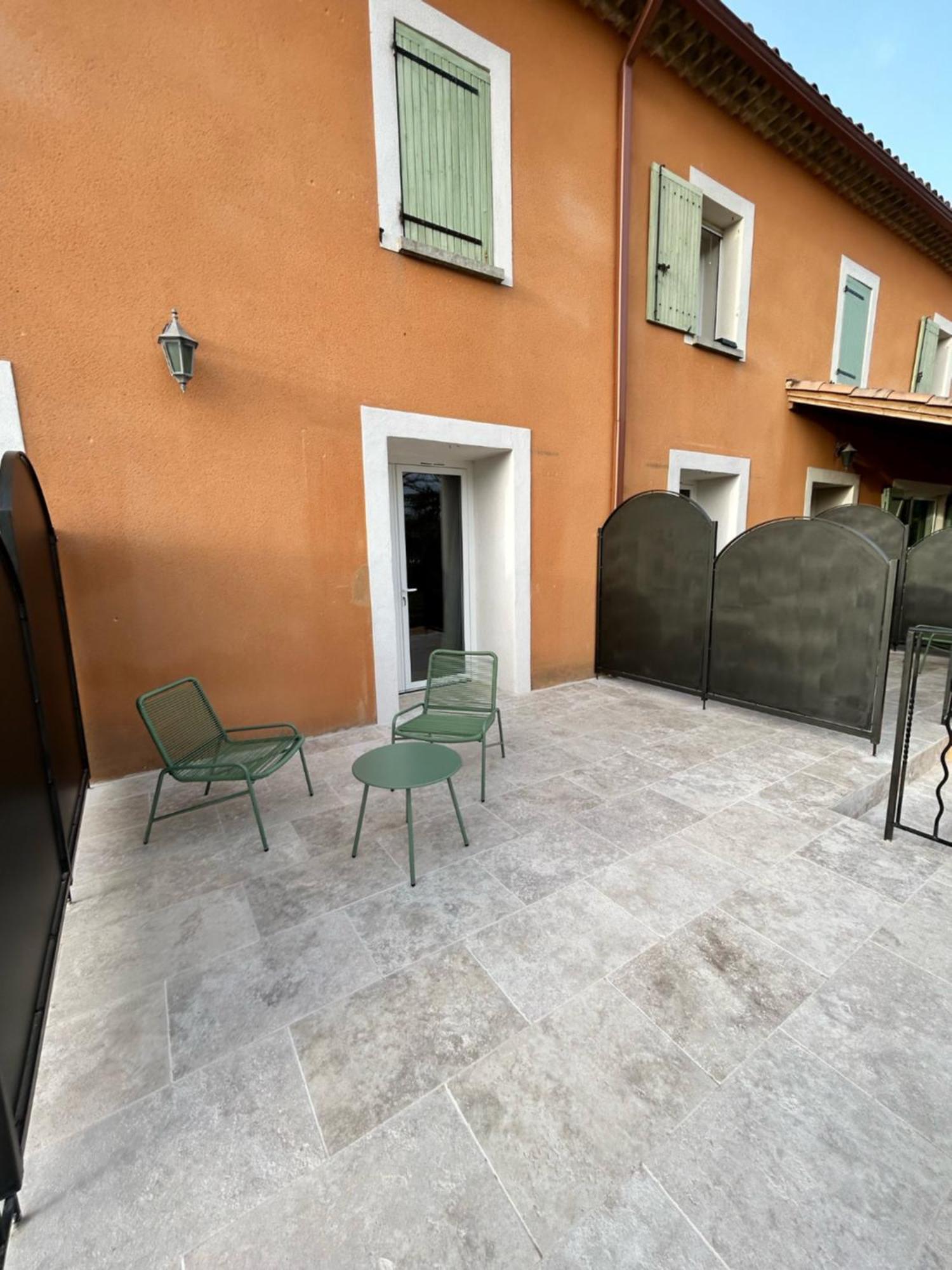 Bed and Breakfast La Capucelle Caderousse Exterior foto